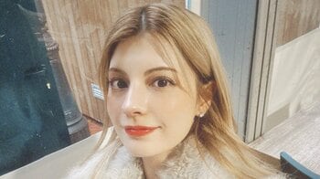 マギー モナコで運転したクラシックカーを披露！「助手席に乗せて欲しい」レース素材のドレス姿で街に溶け込むショットも「かっちょいい」