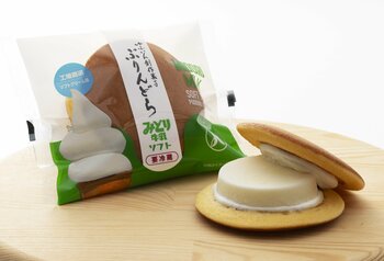 大分の人気商品　九州乳業の「工場直送ソフトクリーム」と菊家の「ぷりんどら」のコラボレーション！「ゆふいん創作菓子 みどり牛乳ソフトぷりんどら」7/1発売！
