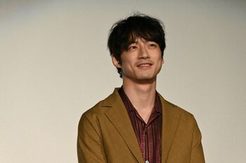 坂口健太郎 3年前は北村一輝＆吉瀬美智子に対し無意識に緊張？引きつる笑顔の写真に大笑い