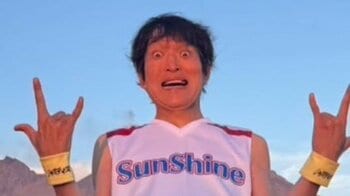 「サンシャイン千原」誕生！千原ジュニア 迫力満点大爆発の炎をバックに目力を込めたなりきり姿に「ツッコミどころ満載」「イエェェ〜〜〜〜ッ」