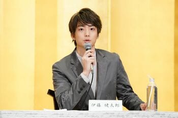 伊藤健太郎 ほぼ全裸のポスター撮影に「『ファッション誌の顔で』と指示され、情緒がグチャグチャでした（笑）」