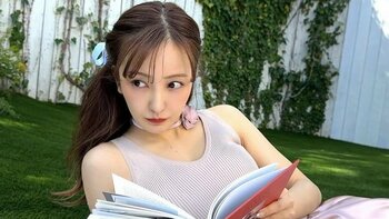 「おとぎの国のお姫様みたい」板野友美 芝生の上での大人ガーリーなピンクワンピ姿に称賛の声「素敵なドレス」「内面から出る美しさ」