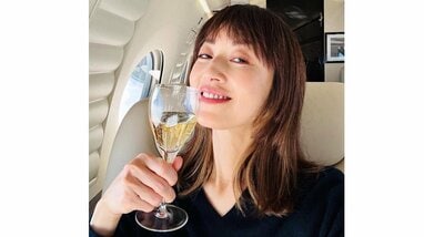 高岡早紀(52) グラス片手に“ほろ酔いプライベートショット”公開！日本