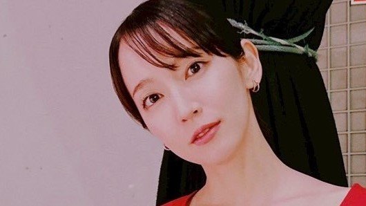 「うなじが色っぽい」吉岡里帆 華やかな着物ショット披露！気品あふれる立ち姿にファン歓喜「神々しい」「見惚れてしまいます」<br />