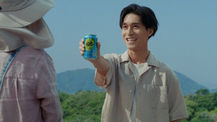 【写真30枚】さわやかな笑顔!上戸彩&錦戸亮のCM写真を見る