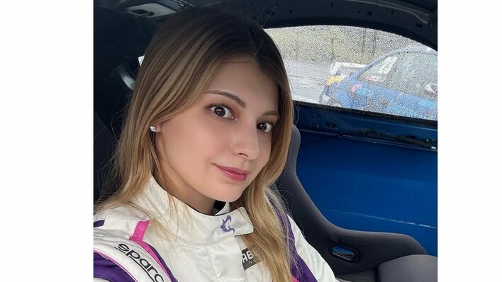 マギー 美脚際立つミニ丈で愛車のポルシェとぱしゃり!シックなコーデで高級車と並ぶ姿に「かっこよすぎ」「助手席に乗せてください」