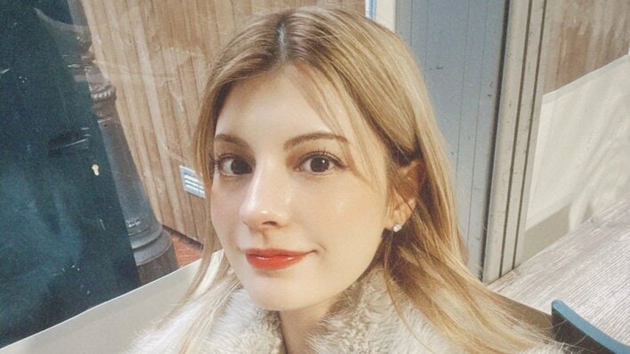 マギー モナコで運転したクラシックカーを披露！「助手席に乗せて欲しい」レース素材のドレス姿で街に溶け込むショットも「かっちょいい」