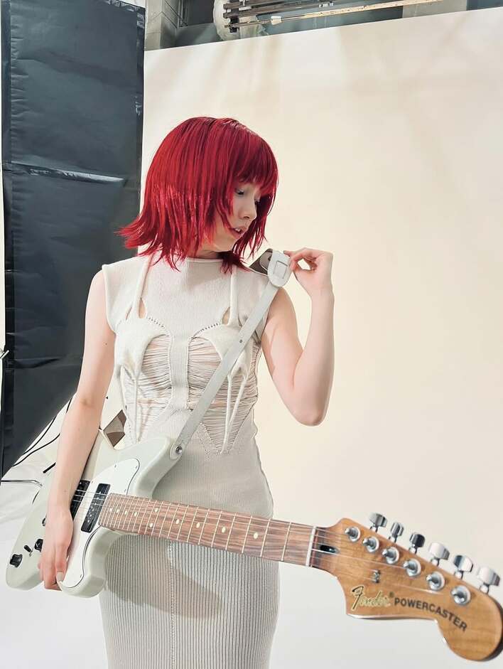 【画像4枚】“完全にジョヴォヴィッチ”の赤髪&白ニットドレス姿ののんを見る