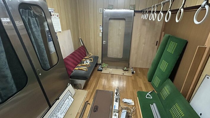 「電車のドアを買ってしまいました。」自宅に電車内を再現！？鉄道大好き20歳学生の投稿に「す、すごいですこれは」「神レベル」とネット驚愕
