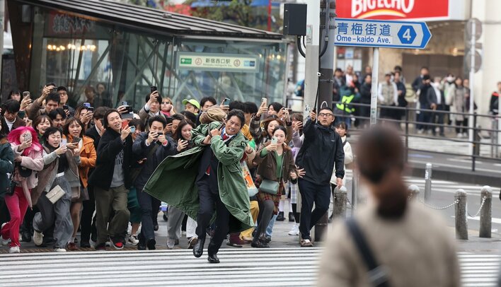 青島刑事がキター！」「おかえり！」主演・織田裕二のクランクインに