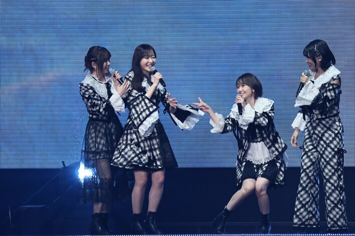 大島優子が純白ドレスで登場し会場が一面緑色に！井上ヨシマサの伴奏で