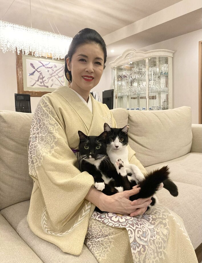 完璧なニャルソック」藤あや子 豪華自宅で愛猫が監視する姿に反響