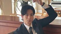 「脚長っ」「そのうちわ下さい」松下洸平スタイル抜群スーツ姿！倉悠貴の“神業ネクタイ結び”シーンにも反響『銀河の一票』