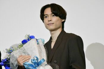 松村北斗 クランクインはラブシーン！監督の「服を脱いだら美しすぎて…」にたじたじ