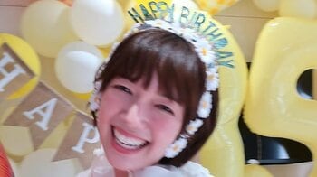 「世界一似合う」佐藤栞里 “ケーキのかぶり物”姿で35歳誕生日をお祝い！顔をすっぽりはめた幸せあふれる笑顔に「天使すぎる」
