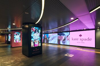 ケイト・スペード ニューヨーク、ホリデーキャンペーン「Spark Something Beautiful (ときめきを躍らせて）」渋谷駅地下に巨大渋谷駅地下にて大型ビジュアル広告が登場