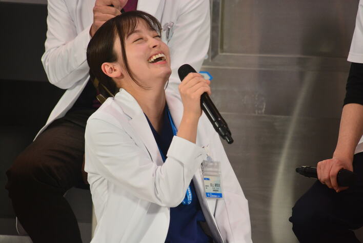 【写真33枚】橋本環奈が大笑い！ドラマ『ヤンドク！』記者会見の写真を見る