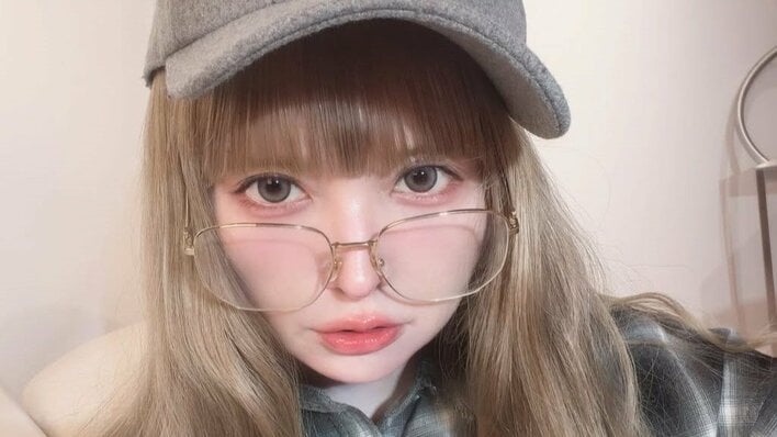 【画像14枚】「超絶可愛いすぎる」益若つばさ 佐藤ノアと巨大マンゴーを手にした初タイフェス満喫ショットを見る