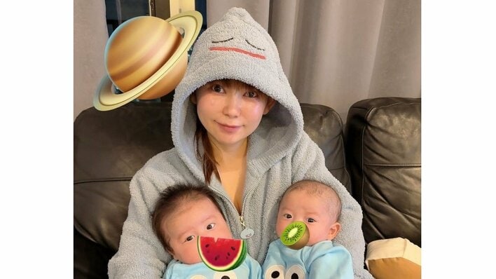 中川翔子 生後1ヵ月双子に貴重な“家宝”を着せたショット公開！“アニソン界の大王”からのかわいいプレゼントに「ハイセンスすぎる」と絶賛の嵐