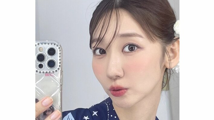 「めっちゃ素敵」柏木由紀 花柄浴衣の振り返りショットで35歳誕生日を報告！白と淡いピンクの花飾りあしらった夏らしい装いに「花火大会を観に来て」