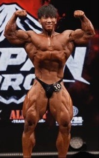 生きた北斗の拳」横川尚隆 筋肉まみれの圧巻の肉体美を披露！ボディ