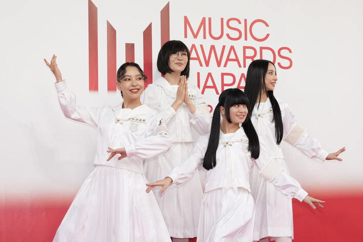 新しい学校のリーダーズが可憐な白セーラーでポーズ！MIZYU、RIN