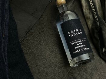 藍色のジンが誕生。岡山県デニムファクトリー青木被服が監修、藍を極めるデニム職人とクラフトジン創作家が作り出す本気のジン「SAINT INDIGO」が完成！クリスマスや年末年始の彩に。