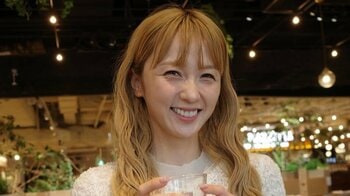 Dream Ami ウッド調の自宅に飾られた豪華クリスマスツリー&山のような大量のプレゼントを公開！「あとはサンタさんを待つのみ」