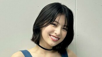 「透明感 爆発しすぎぃぃ」出口夏希 “美脚＆美デコルテ”際立つ姿を披露！デニムセットアップに「足なっっっっが」「自撮りたまらんです」