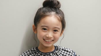 「天使！」子役・泉谷星奈 お団子ヘアでカメラに向かってニコッ！切なそうな表情から満面の笑みショットに「いや〜可愛い〜！」