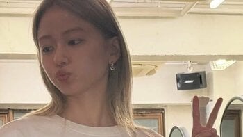 山本舞香 レアな“部屋着”姿を公開！金髪ヘアで愛犬と戯れるプライベート感あふれる様子に「バチくそカッケ〜」「キラキラしてる」