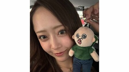 「ほれてまうやろ！」みりちゃむ 雰囲気ガラリな裸眼ショットを披露！うるうるな大きな瞳でアンニュイな表情を浮かべた透明感あふれる姿に反響「ミステリアスで好き♡」