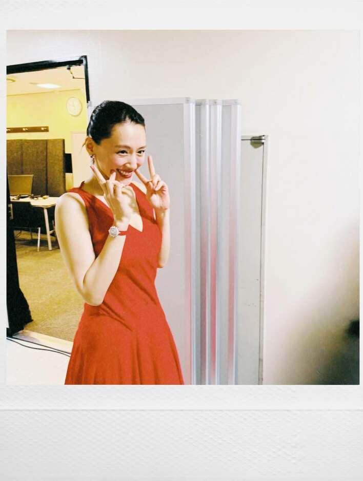 【画像9枚】「オードリー・ヘップバーンみたいで素敵」綾瀬はるか マネージャー撮影の美デコルテ際立つドレス姿や“もぐもぐタイム”などのオフショットを見る