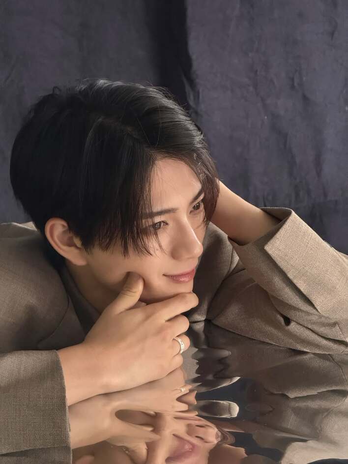 【画像8枚】「美しすぎて見惚れちゃう」岩瀬洋志 胸元チラリの色気あふれる黒シャツ姿やほほ笑むショットを見る