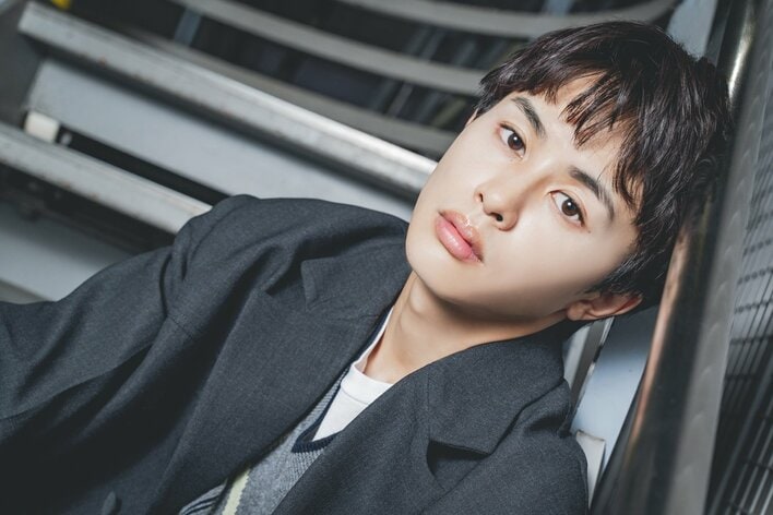 【写真】アンニュイな表情を浮かべる草川拓弥さんの撮りおろしカットを見る