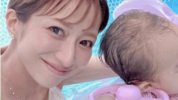 【画像5枚】辻󠄀希美 生後11ヵ月次女が“初プール”を満喫する姿や家族3ショットを見る