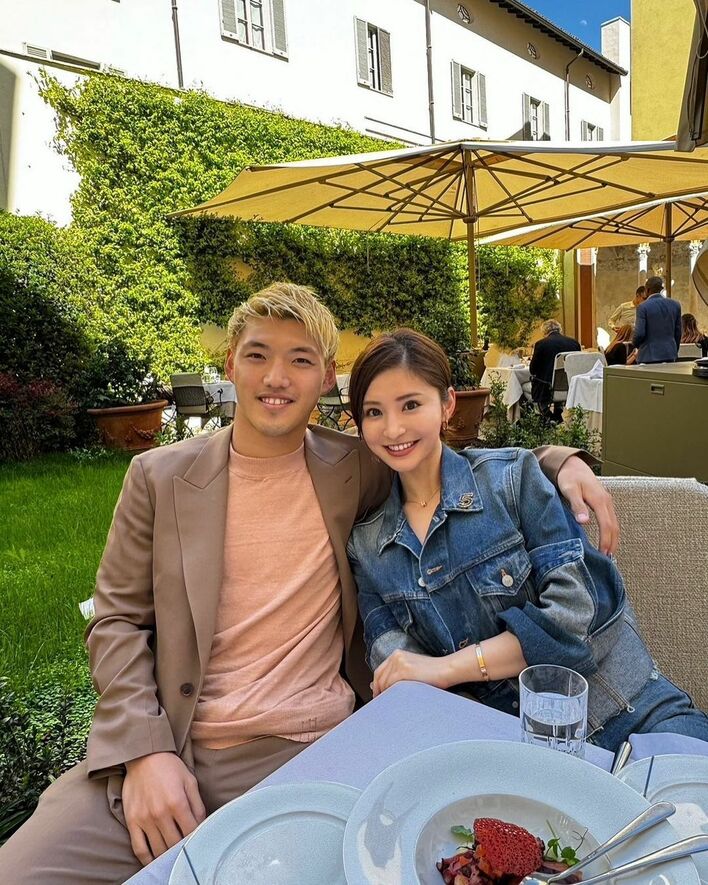 Ritsu Doan (25), thành viên đội tuyển bóng đá quốc gia Nhật Bản, người vừa thông báo kết hôn, đã đăng tải bức ảnh chụp cùng vợ, người hơn anh ba tuổi, và cũng tiết lộ về cách họ gặp nhau và thời gian hẹn hò | Mezamashi Media | Kết nối bởi "tình yêu"