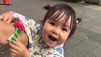 生後10ヶ月女の子 初めて見つけたパパの“すね毛”に困惑！？自分の髪と交互に触って確かめる姿に「吹き出しました」「永遠に見ていられる」【激かわキッズ奇跡の瞬間】