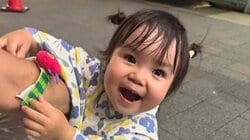 生後10ヶ月女の子 初めて見つけたパパの“すね毛”に困惑！？自分の髪と交互に触って確かめる姿に「吹き出しました」「永遠に見ていられる」【激かわキッズ奇跡の瞬間】