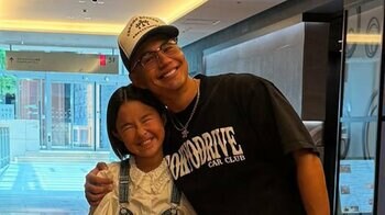 「これがラストショットか？」ユージ  恥ずかしがる年頃娘2人と“手繋ぎチャレンジ”「こんなに大きなお子さんが」と驚きの声も