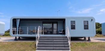 かつて自然学習で訪れた海辺の保養所を、次の世代の“秘密基地”へ　ちくらつなぐホテルに、トレーラーハウスを活用した新施設5棟が7月18日誕生!
