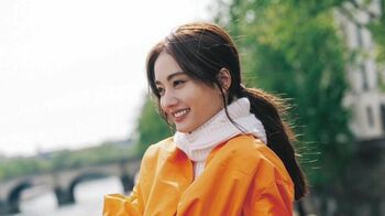 谷まりあ　パリでの美脚際立つミニ丈姿を公開！オレンジ色の服に身を包み笑顔ショットも