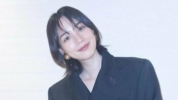 「写真集みたい」のん ミニ丈“かぼちゃパンツ”で美脚際立つ私服姿を披露！洗練された空間でのふんわりキュートコーデに「激アツ」と反響