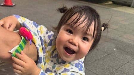 生後10ヶ月女の子 初めて見つけたパパの“すね毛”に困惑！？自分の髪と交互に触って確かめる姿に「吹き出しました」「永遠に見ていられる」【激かわキッズ奇跡の瞬間】