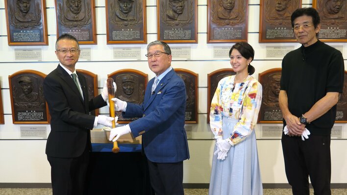王貞治 現役最後のホームラン 通算868号を放ったバットを、徳光和夫が野球殿堂博物館に寄贈！『プロ野球 レジェン堂』