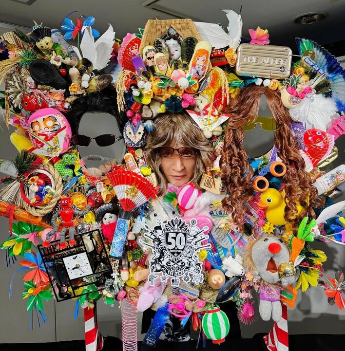 1人ALFEEやってみた！」高見沢俊彦 派手すぎる縁起物でメンバーに変身