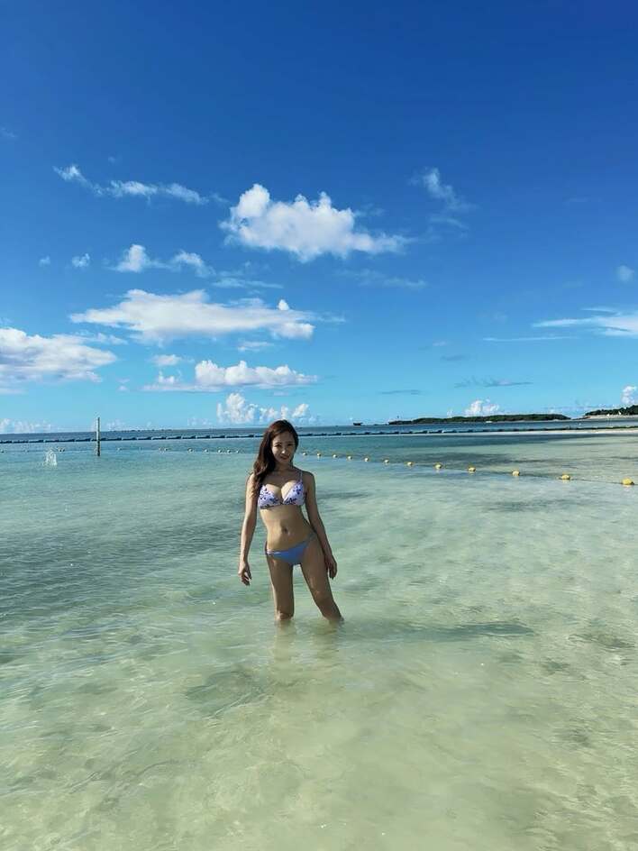 板野友美 美スタイル際立つビキニ姿で沖縄の海を満喫！「娘の成長を