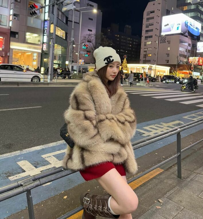 中町綾 ヘソ出し美脚コーデ披露！真っ赤なニット×モフモフコートに「街