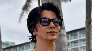 「肉体美がすぎる」武田真治 グアムの青空の下でバキバキに割れた腹筋を披露！水着姿の鍛え抜かれた上半身に「パーフェクトボディー」