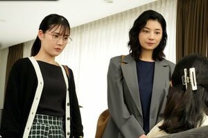 反社との関わりを疑われる政治家・祐子（鶴田真由）への“支援”のあり方を考える夏海（小池栄子）と絵梨子（北香那）＜『さよならノワール』第8話完全版＞